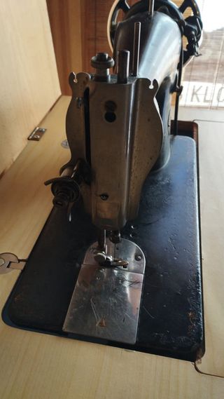 Máquina de coser antigua con mueble