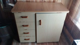Máquina de coser antigua con mueble