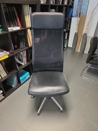 3 Sillas de oficina ergonómica negra.