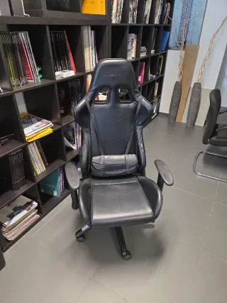 3 Sillas de oficina ergonómica negra.