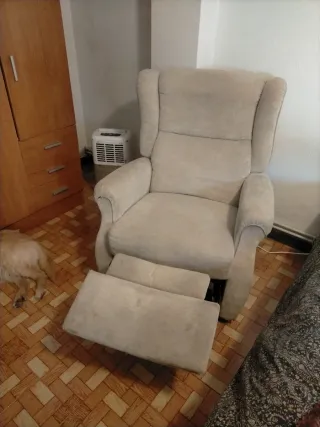 Butaca reclinable beige con reposapiés