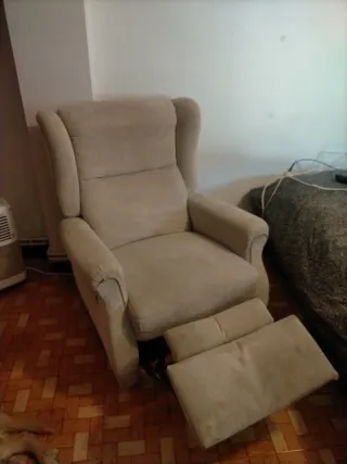 Butaca reclinable beige con reposapiés