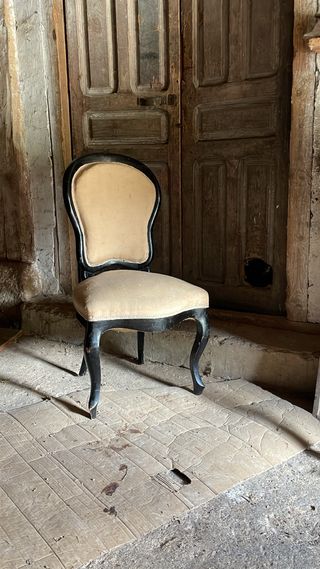 Silla Estilo Luis XVI Negra y Beige. Madera