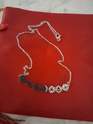 Gargantilla plateada con símbolos