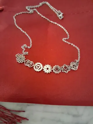 Gargantilla plateada con símbolos