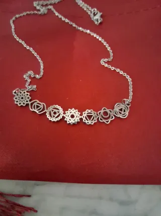 Gargantilla plateada con símbolos