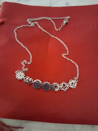 Gargantilla plateada con símbolos