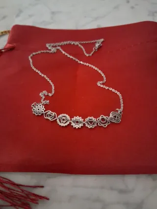 Gargantilla plateada con símbolos