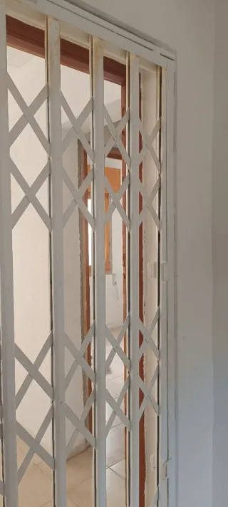 Puerta corredera seguridad blanca