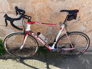 Bicicleta de carretera CUBE Roja y Blanca