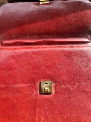 Maletín de piel rojo y dorado