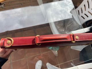 Maletín de piel rojo y dorado