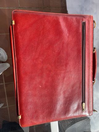 Maletín de piel rojo y dorado