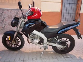 Moto Naked Negra por Piezas