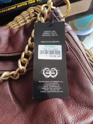 Bolso de piel color burdeos con cadena dorada