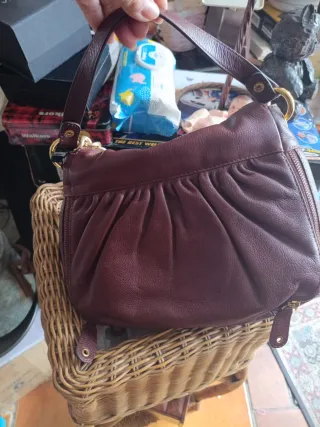 Bolso de piel color burdeos con cadena dorada