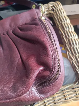 Bolso de piel color burdeos con cadena dorada