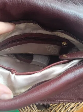 Bolso de piel color burdeos con cadena dorada