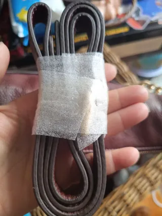 Bolso de piel color burdeos con cadena dorada