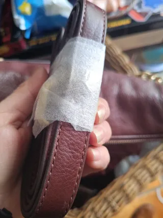 Bolso de piel color burdeos con cadena dorada