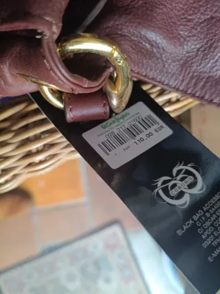 Bolso de piel color burdeos con cadena dorada