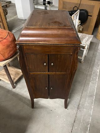 Mueble tocadiscos antiguo de madera