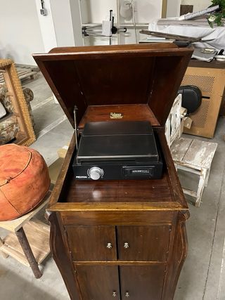 Mueble tocadiscos antiguo de madera