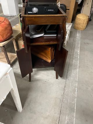 Mueble tocadiscos antiguo de madera