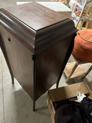 Mueble tocadiscos antiguo de madera