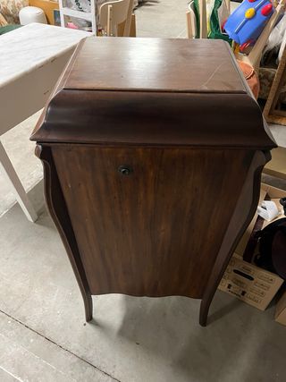 Mueble tocadiscos antiguo de madera