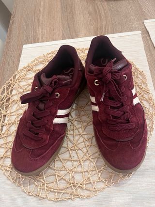 Deportivas Stradivarius burdeos y blancas