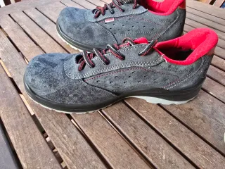 Zapatos de seguridad Panter grises y rojos