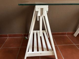 Mesa cristal reforzado, caballetes blancos de ikea