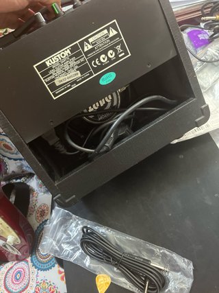 Guitarra y amplificador en perfecto estdo