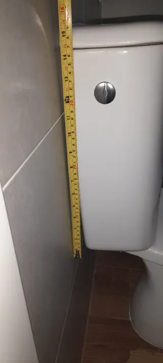 Inodoro blanco de porcelana