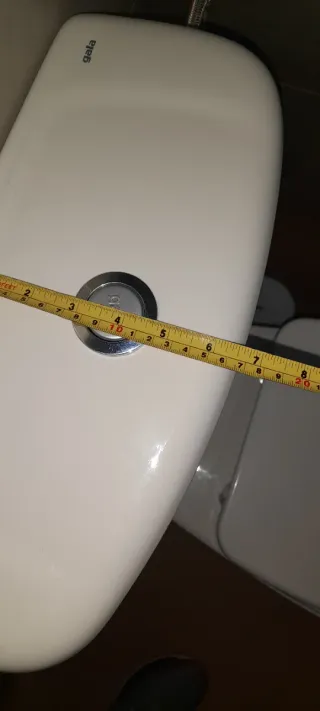 Inodoro blanco de porcelana