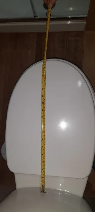 Inodoro blanco de porcelana