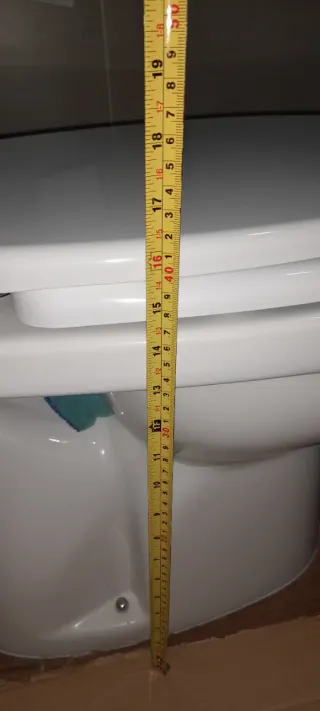 Inodoro blanco de porcelana