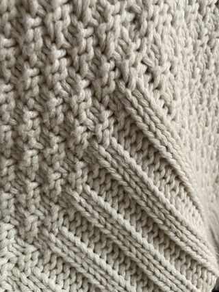 Poncho crema tejido con flecos