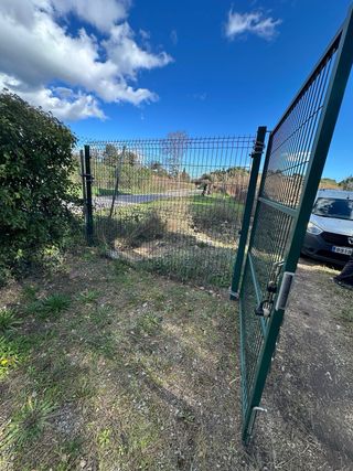 Puerta 3m y 3 vallas verdes rígidas
