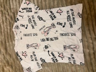 Camiseta blanca con estampado musical y bailarinas