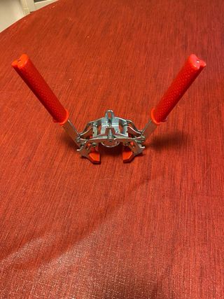 Attrezzo chiusura tappi corona bottiglie