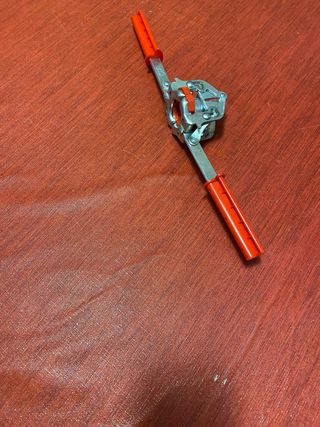 Attrezzo chiusura tappi corona bottiglie