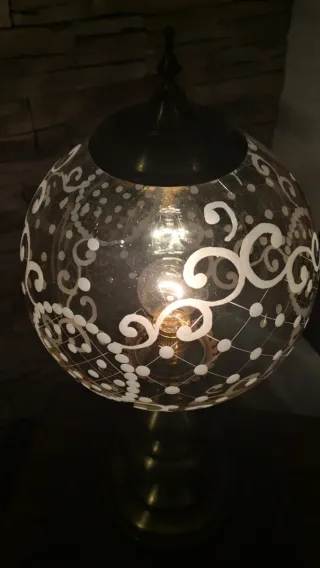 Lámpara de mesa dorada y cristal