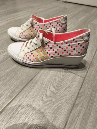 Scarpe Adidas con zeppa pois rosa e viola