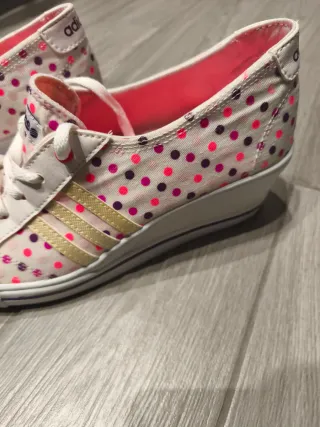 Scarpe Adidas con zeppa pois rosa e viola