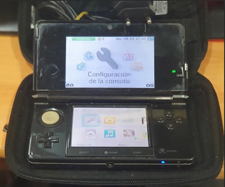 Nintendo 3DS Negra + Cargador + Juego