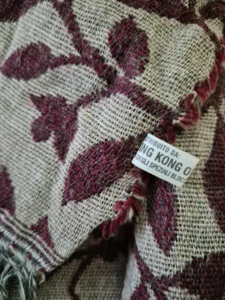 Stola maxi con rose bordeaux