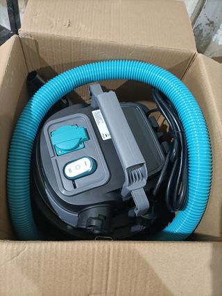 - Cecotec Aspirador de Sólidos y Líquidos de Met