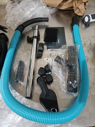 - Cecotec Aspirador de Sólidos y Líquidos de Met